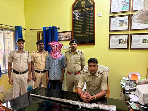 हथियार सहित गिरफ्तार अभियुक्त को दिखाती हुई पुलिस
