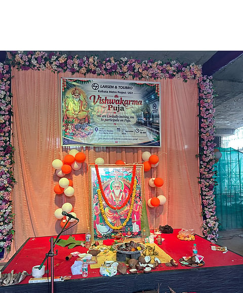 विक्टोरिया मेट्रो स्टेशन परिसर में श्रद्धा और उत्साह के साथ मनाई गई विश्वकर्मा पूजा