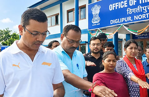 डिगलीपुर में स्वच्छता ही सेवा अभियान के तहत सफाई अभियान में अधिकारियों, कर्मचारियों और श्रमिकों ने लिया हिस्सा।
