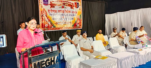 पूजा कमेटी को संबोधित करतीं मंत्री अग्निमित्रा पॉल