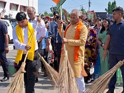 झाड़ू लेकर सफाई में जुटे मंत्री, एयरपोर्ट पर चलाया सेवा संकल्प अभियान।