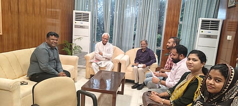 फोटो में संविदा आधार पर कार्यरत आयुर्विज्ञान चिकित्सकों का प्रतिनिधिमंडल सांसद के साथ स्वास्थ्य आयुक्त-सह-सचिव से मुलाकात करते हुए।