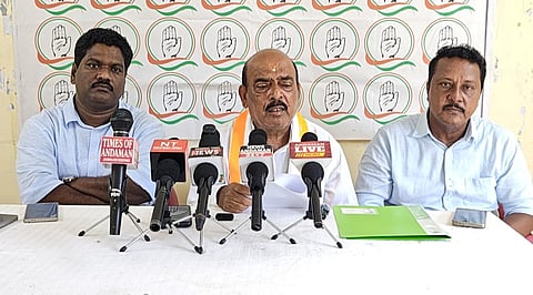फोटो में अंडमान एवं निकोबार प्रदेश कांग्रेस कमेटी के अध्यक्ष रंगलाल हलदर प्रेस वार्ता को संबोधित करते हुए।