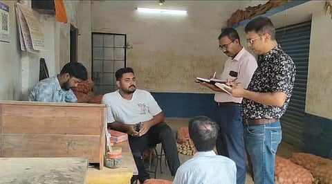 बाजार में कीमत को जानते DEB के अधिकारी