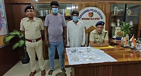 गिरफ्तार अभियुक्त को अदालत ले जाने की तैयारी कर रही पुलिस