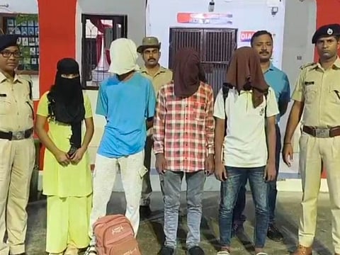 ट्रेन में तलाशी, 4 संदिग्ध हिरासत में