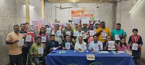 संकल्प पत्र जारी करते इंटक पदाधिकारी