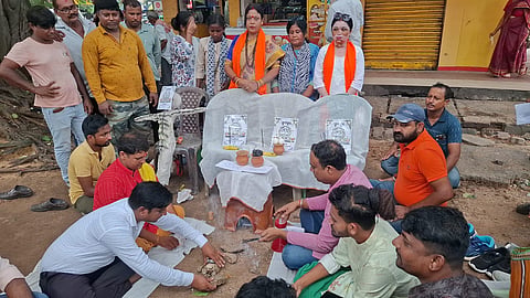 श्राद्ध कार्यक्रम आयोजित करते भाजपा समर्थक