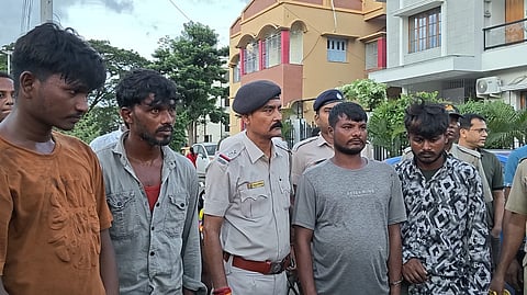 गिरफ्तार अभियुक्त से रिकंस्ट्रक्शन आफ क्राईम करवाती पुलिस