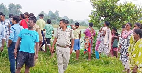 घटनास्थल पर लगी लोगों की भीड़