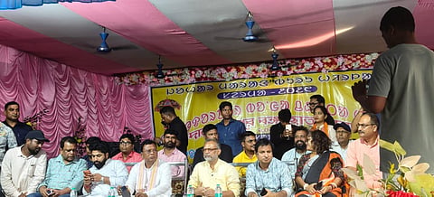 कार्यक्रम मंच पर उपस्थित मंत्री व अन्य