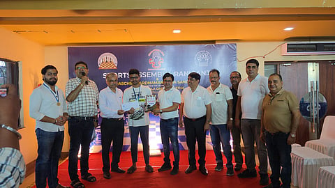 विजेता को पुरस्कार देते आयोजन कमेटी के पदाधिकारी