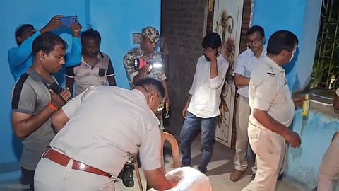 गांजा जब्त करते पुलिस अधिकारी