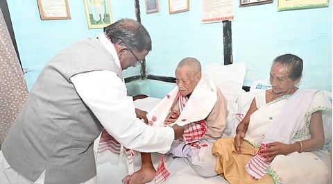 राज्यपाल ने 96 वर्षीय स्वतंत्रता सेनानी फणीधर गोगोई को किया सम्मानित