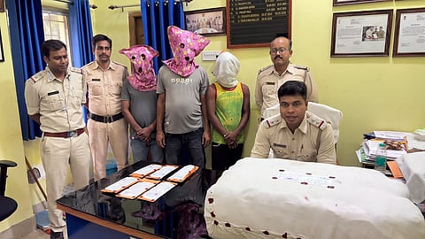 गांजे की तस्करी के आरोप में गिरफ्तार अभियुक्त को दिखाते हुए पुलिस अधिकारी
