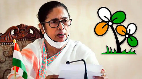 तृणमूल कांग्रेस के नाम और चुनाव चिह्न पर निर्वाचन आयोग की रोक के खिलाफ ममता बनर्जी ने सुप्रीम कोर्ट का रुख किया है।
