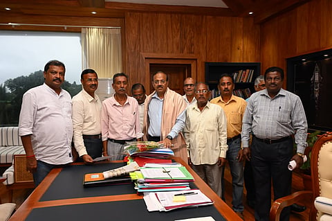 मुख्य सचिव से मुलाकात कर जूनियर रेजिडेंट चिकित्सकों की नियुक्ति की मांग रखते सरकारी कर्मचारी महासंघ के प्रतिनिधि।