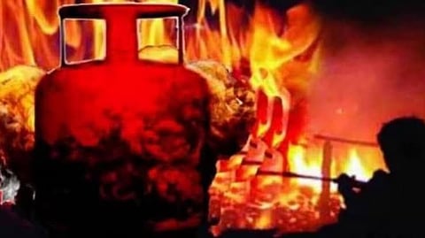 पांच दुकानों में भीषण आग, सिलेंडर विस्फोट की आशंका