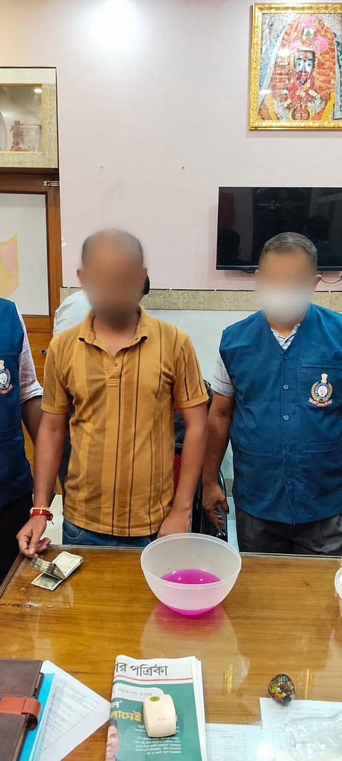रिश्वत लेते गिरफ्तार रेवेन्यू इंस्पेक्टर के साथ एसीबी अधिकारी