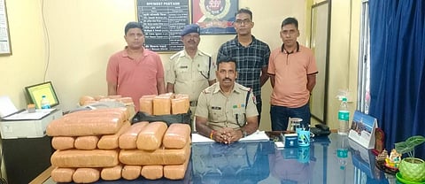 बरामद गांजा के साथ RPF अधिकारी