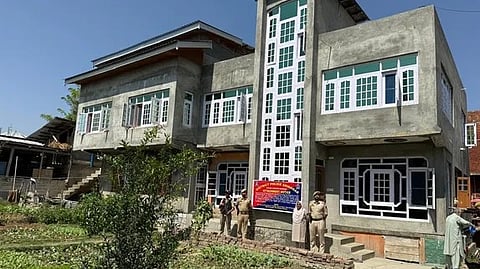 प्रशासनिक अधिकारियों द्वारा कुर्क की गई एक संपत्ति