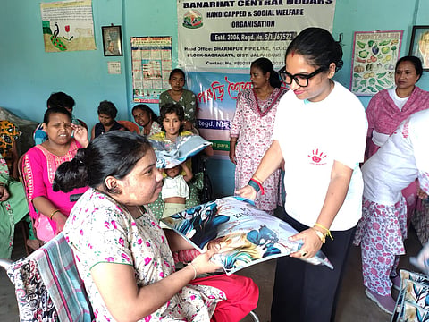 पूजा से पहले विशेष रूप से सक्षम बच्चों की मदद को आगे आए स्वास्थ्यकर्मी