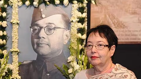 नेताजी सुभाष चंद्र बोस की तस्वीर के सामने उनकी बेटी अनीता बोस फाफ