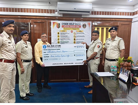 पीड़ित को प्रतीक चेक सॉफ्टवेयर पुलिस अधिकारी