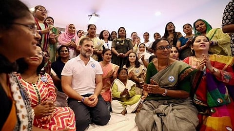 कांग्रेस नेता राहुल गांधी महिलाओं -युवतियों के बीच
