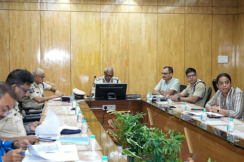 एनकोर्ड की बैठक करते हुए सीपी अजय नंद।साथ मं हैं एडिशनल सीपी क्राइम कुणाल अग्रवाल , ,ंतो पांडेय एवं अन्य