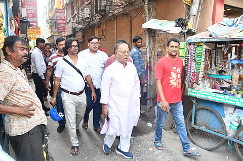 जागरुकता अभियान चलाते नगर पालिका अध्यक्ष परेश चंद्र सरकार
