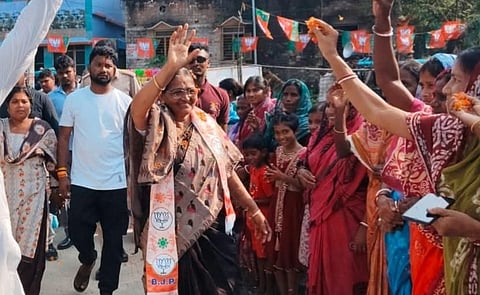 नंदीग्राम में चुनाव प्रचार करतीं भाजपा प्रार्थी हासिरानी रथ