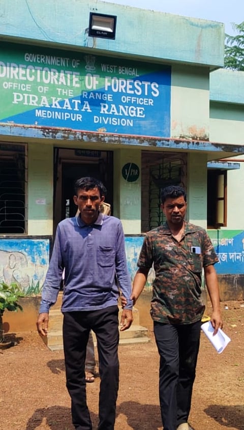 हाथियों के मौत के मामले में गिरफ्तार व्यक्ति को ले जाती पुलिस