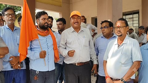 प्रदर्शन करते बीएमएस समर्थक
