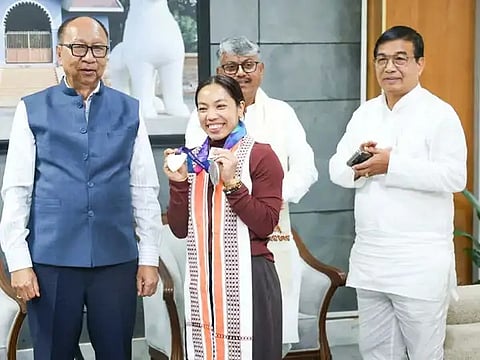 मीराबाई चानू और रोशिबिना देवी का हुआ भव्य सम्मान