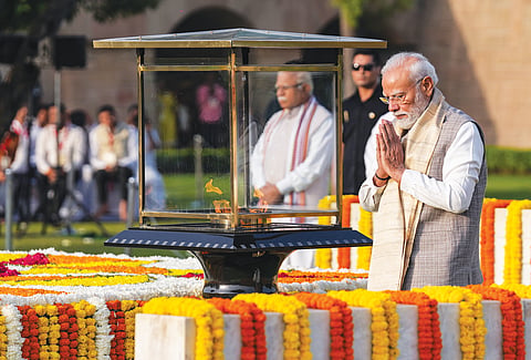राजघाट में महात्मा गांधी को श्रद्धांजलि अर्पित करते प्रधानमंत्री नरेंद्र मोदी