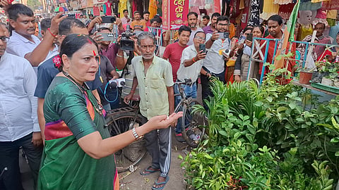निर्देश देतीं मंत्री अग्निमित्र पॉल