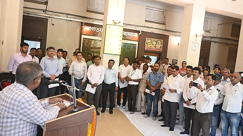 शपथ पाठ करवाते DRM संग्रह मौर्य
