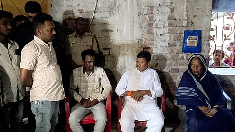 पीड़ित परिवार के घर पहुंचे मंत्री दिवाकर घरामी