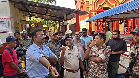 जानकारी लेते SP व अन्य अधिकारी