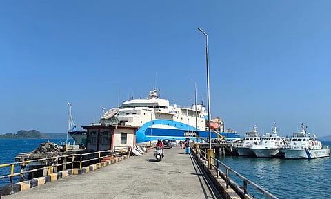 फोटो में डिगलीपुर जेट्टी पर खड़ा यात्री जहाज।