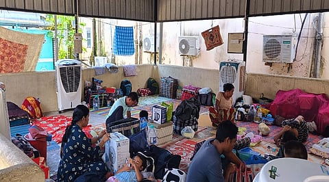 फोटो में उपराज्यपाल के निर्देश पर निर्धारित प्रतीक्षालय में लगाए गए एयर कूलर।