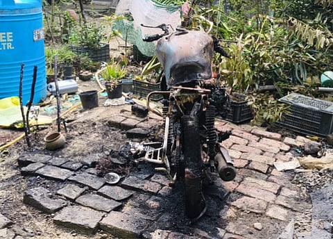 दासपुर में घर के बाहर खड़ी बाइक जिसे जला दिए जाने का आरोप है