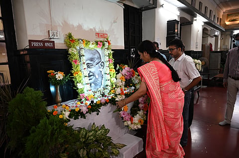 केएमसी की प्रशासक स्मिता पांडे राष्ट्रपिता महात्मा गांधी की तस्वीर पर माल्यार्पण करती हुई