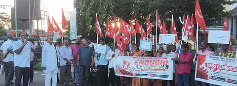 एबरडीन बाजार स्थित पोर्ट ब्लेयर नगर परिषद के सामने एक अक्टूबर को प्रदर्शन करते भारत की कम्युनिस्ट पार्टी (मार्क्सवादी) के अंडमान एवं निकोबार राज्य समिति के नेता और कार्यकर्ता।