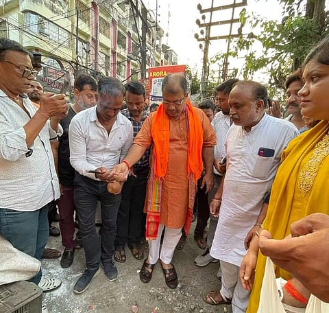 सड़क मरम्मत निर्माण कार्य का उद्घाटन करते विधायक कृष्णेंदु मुखर्जी