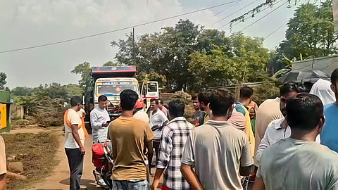 पथवारोध करते ग्रामीण
