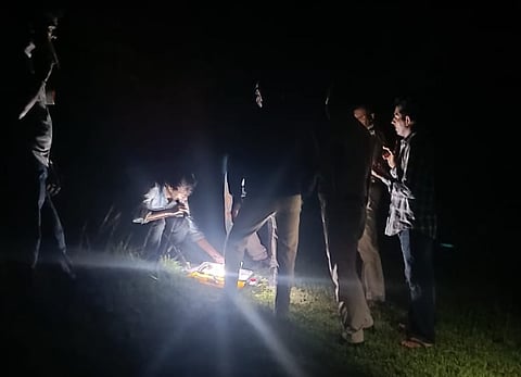 ब्रुक्सबाद के चर्च टिकरी के पास जंगल में मिले 37 वर्षीय जूलियस केरकेट्टा के शव को जांच के लिए ले जाते पुलिसकर्मी।