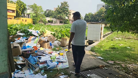 कार्यालय के बाहर फेंका गया सामान