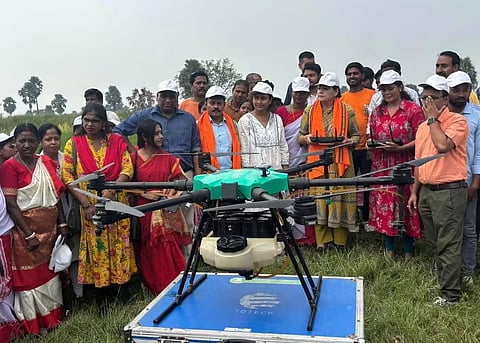 ड्रोन का शुभारंभ करती मंत्री अग्निमित्रा पॉल